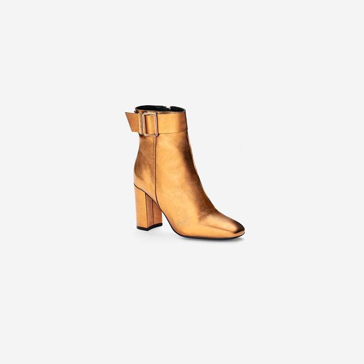 Botines de piel con acabado metalizado, punta cuadrada y una llamativa hebilla en el lateral (164,90 euros).