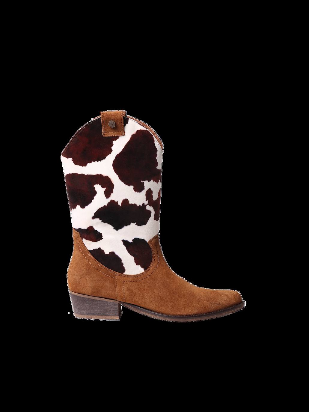 Botín 'cowvoy' con 'animal print'. (95 euros).