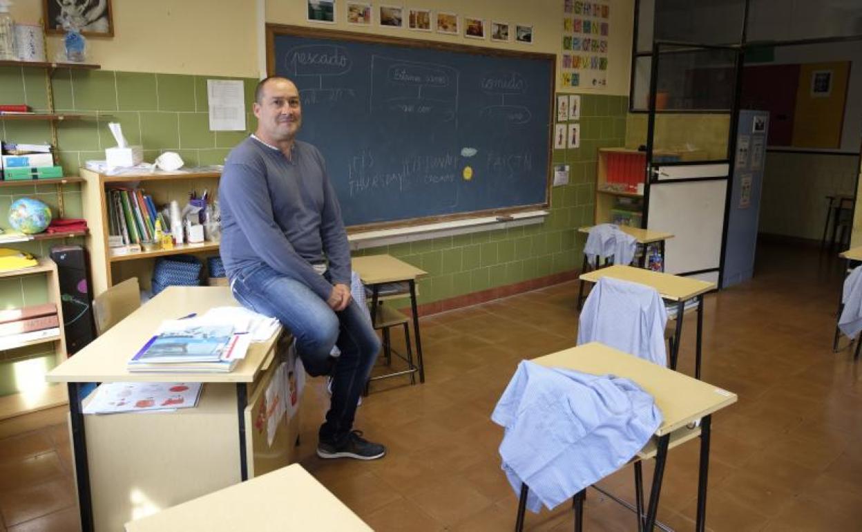 El maestro Francisco Javier Campos, en una de las aulas del colegio Lestonnac de Pajarillos. 