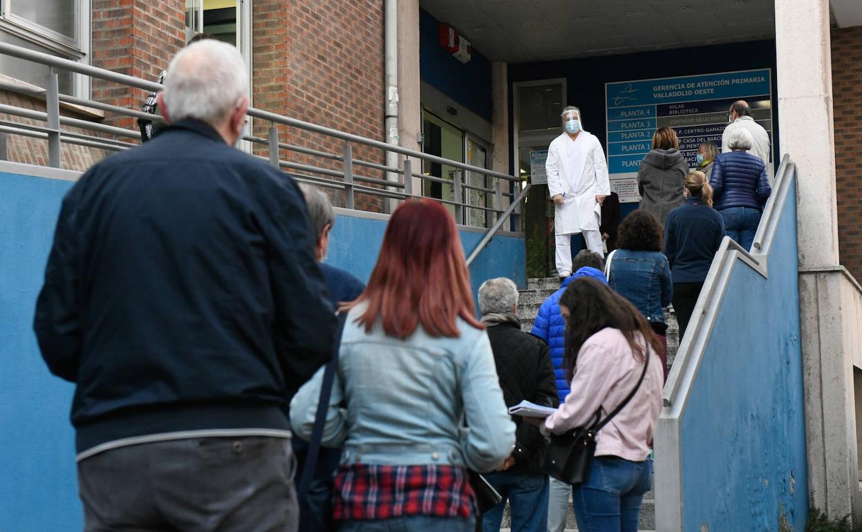 Varios pacientes forman una fila en el exterior del centro de salud Casa del Barco a primera hora de la mañana para acudir a sus citas. 