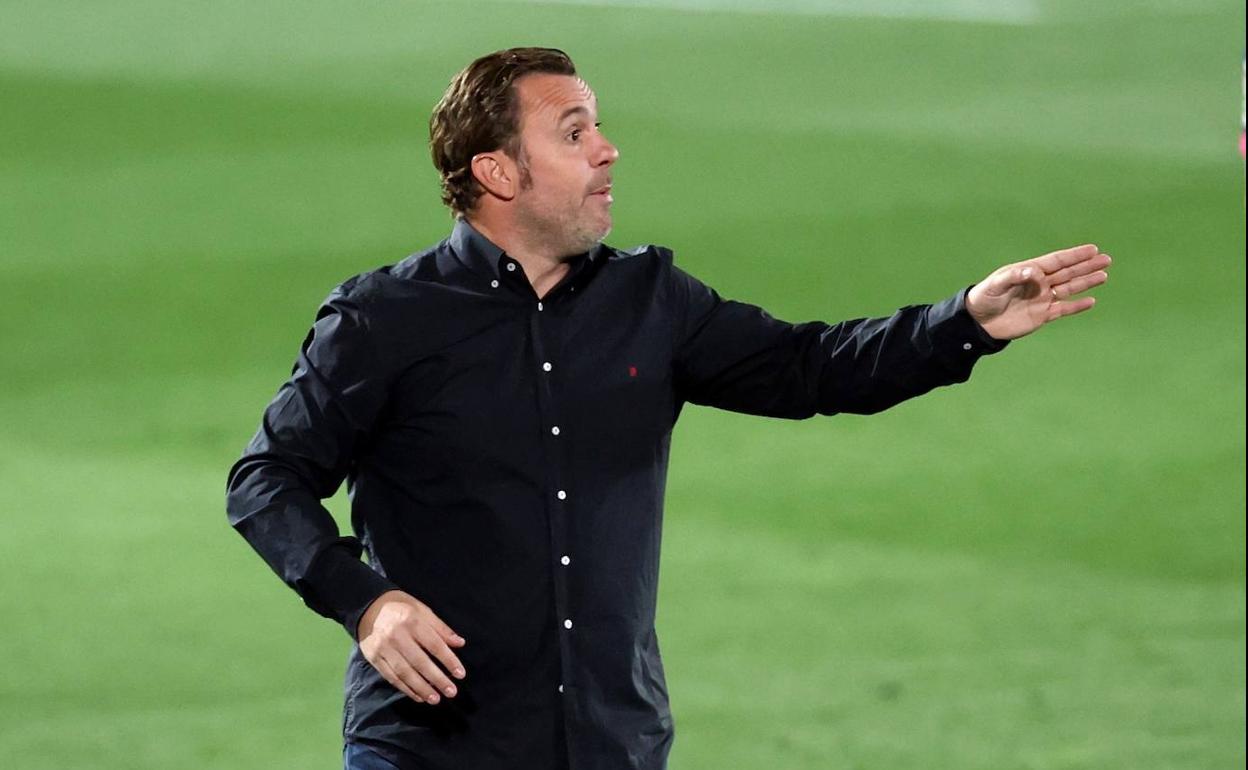 Sergio González da instrucciones durante el partido. 