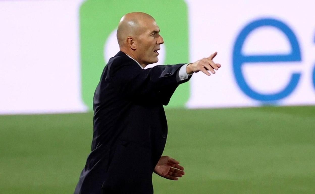 Zidane da indicaciones desde la banda. 