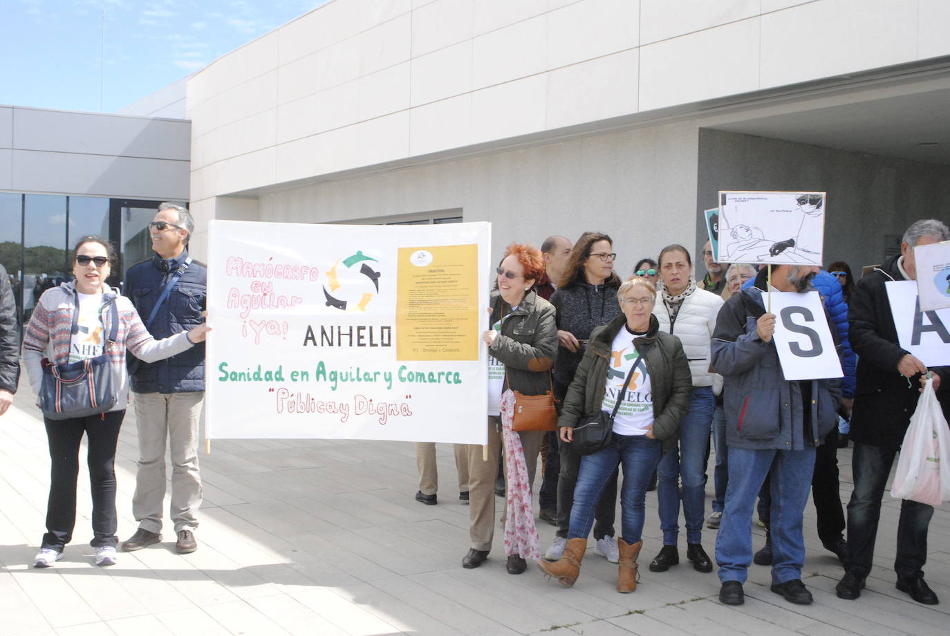 Miembros de la plataforma sanitaria de Aguilar y comarca, en una protesta en 2017 ante el hospital Tres Mares de Reinosa. 