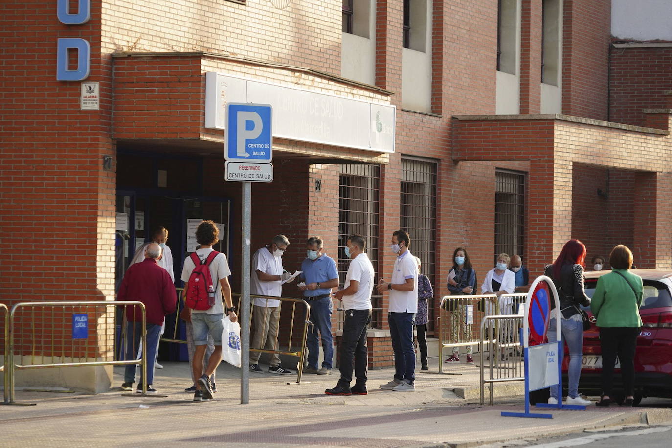 Colas en el centro de salud de La Alamedilla. 