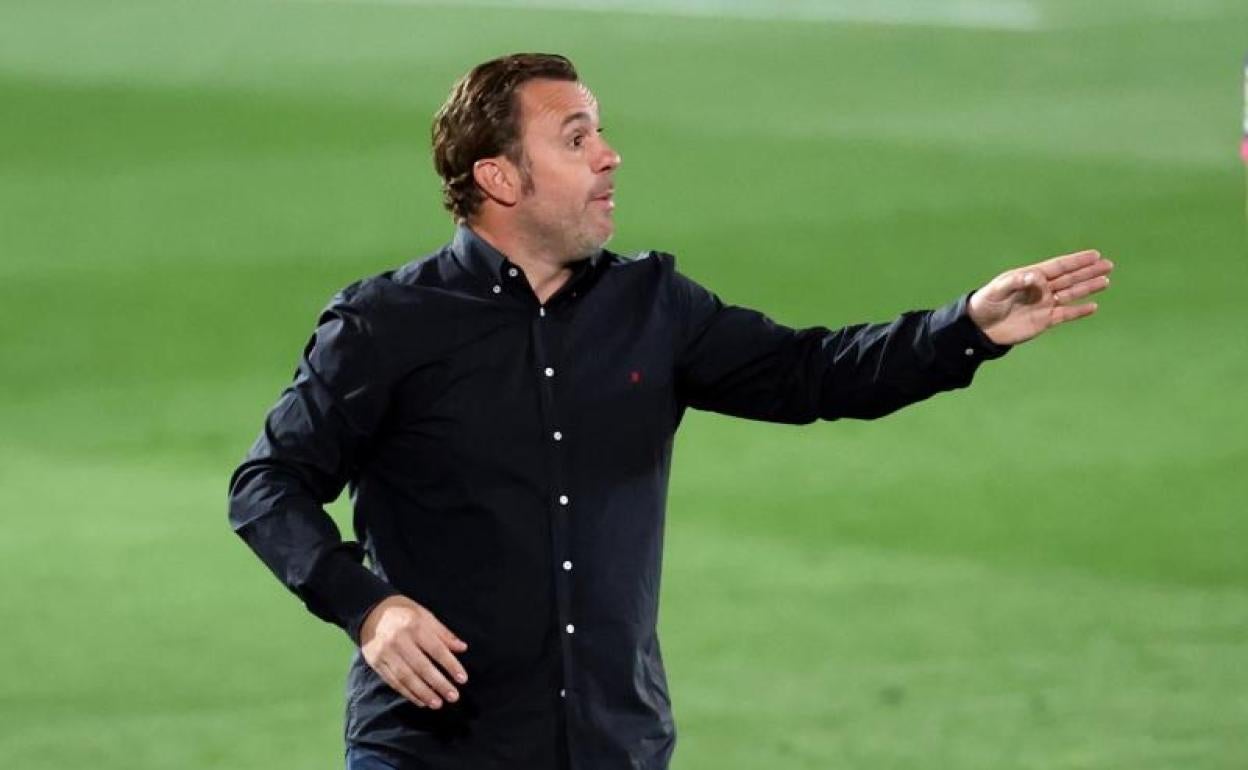 Sergio González imparte indicaciones a sus futbolistas el pasado miércoles ante el Real Madrid.