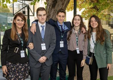 Imagen secundaria 1 - El equipo seleccionado para el MEP trabaja y posa durante las sesiones de diciembre, en la fase autonómica. En la fotografía individual, Pablo García, el alumno que se clasificó para el nacional.