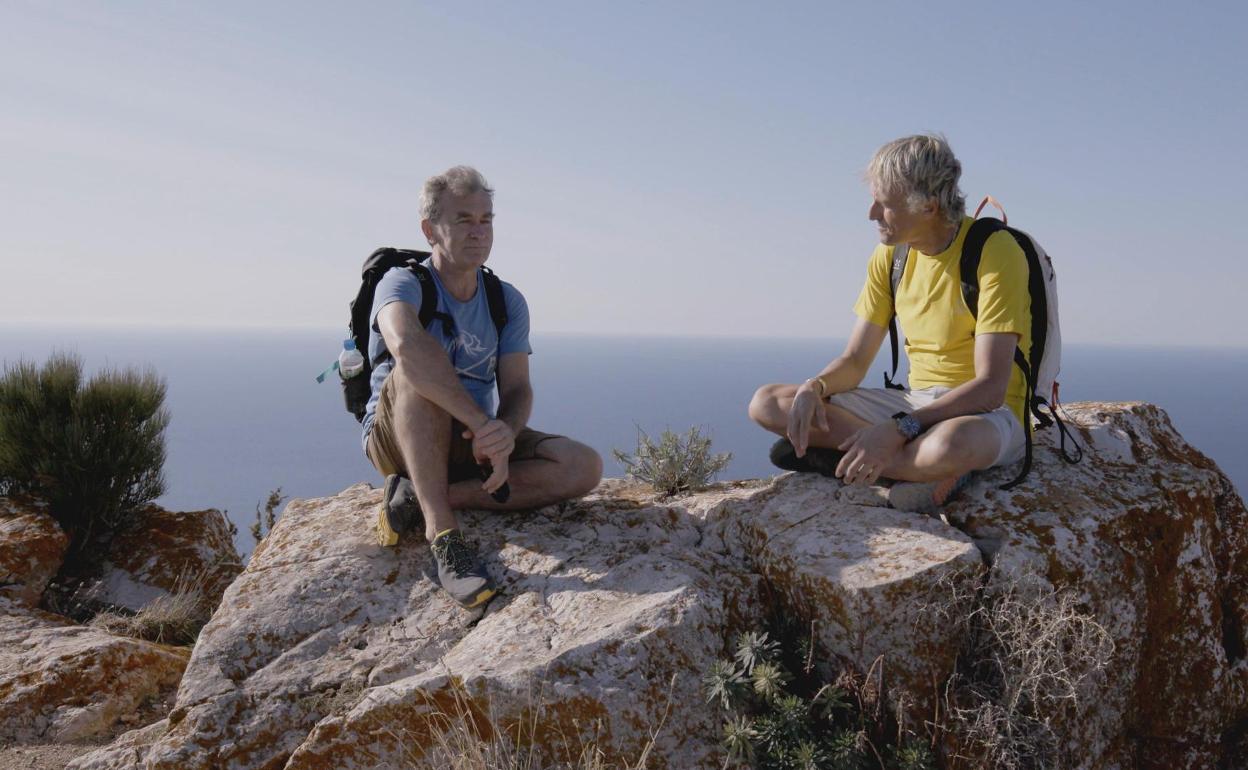 Fernando Simón junto a Calleja en uno de los escenarios de Mallorca que recorrieron para el programa.