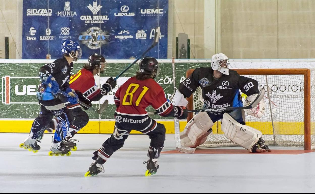 El portero del CPLV detiene la pastilla