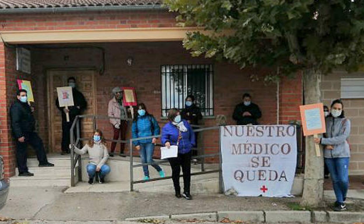 Imagen de la protesta frente a un consultorio médico de la pronvincia de Ávila.