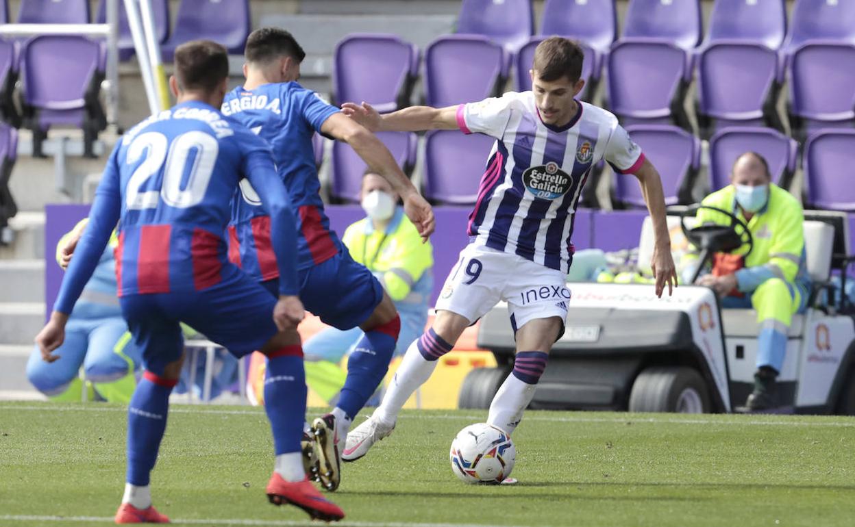 Toni Villa trata de zafarse de Sergio Álvarez con Correa en segundo plano. 