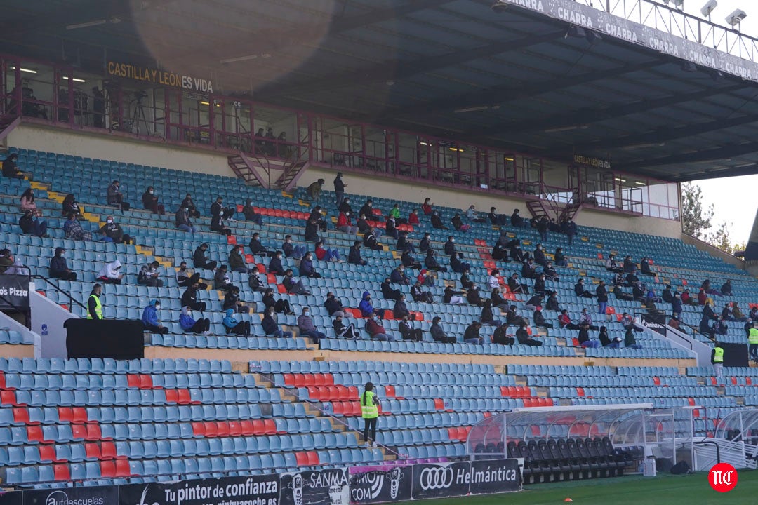 DEPORTES | FOTOS | La afición del @SalamancaCFUDS despide la Semana Santa en el Helmántico