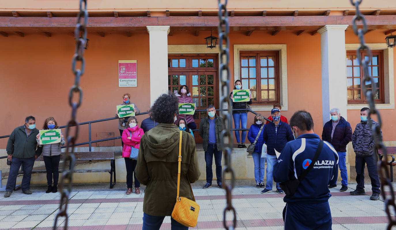 Concentración frente al consultorio de Monzón de Campos.