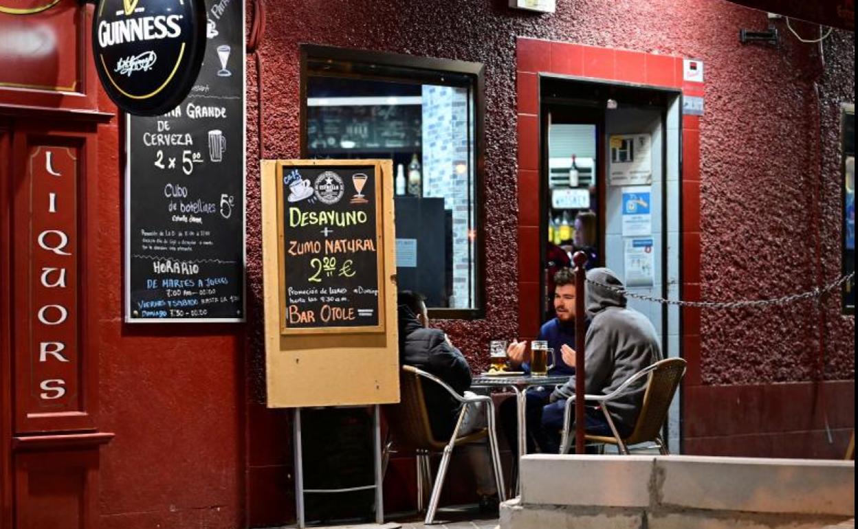 Varias personas en una terraza del barrio madrileño de Moratalaz. 