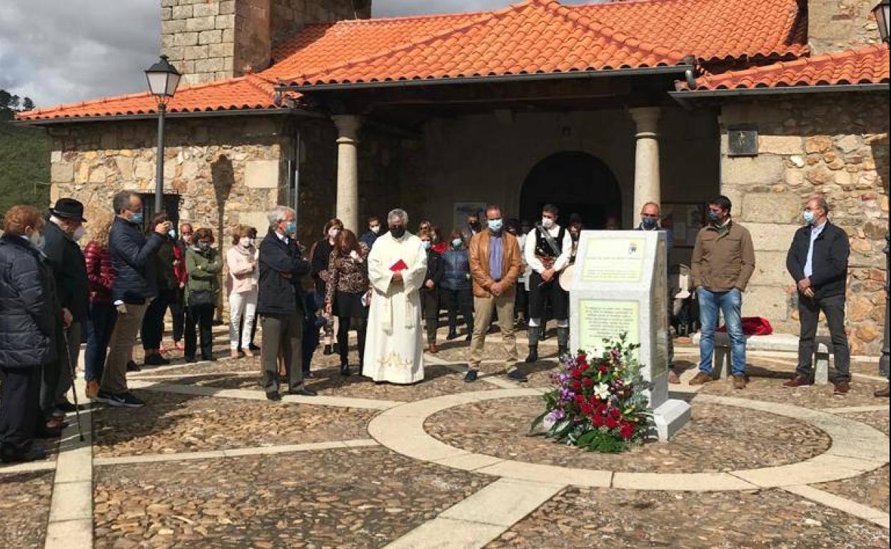 Autoridades y vecinos junto al monumento.