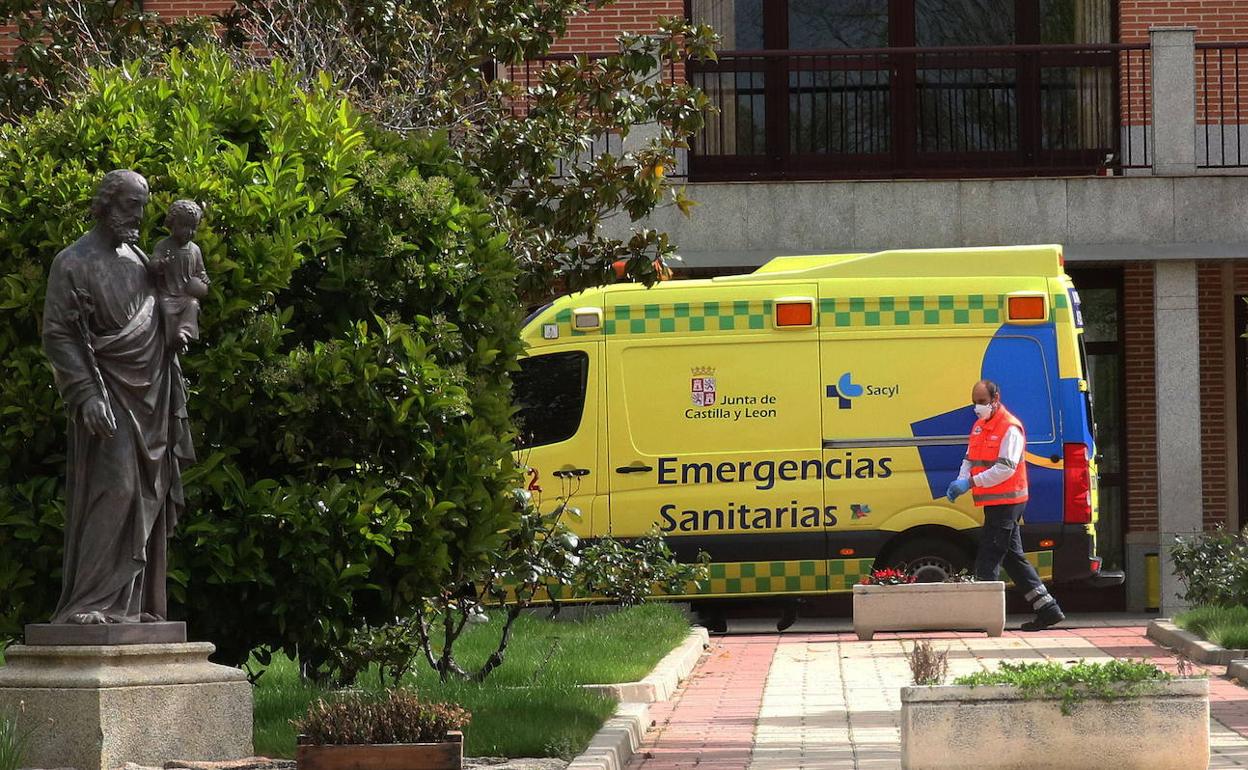 Una ambulancia en la puerta de una residencia de Segovia. 