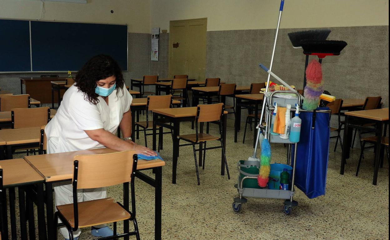 Una trabajadora limpia un aula del Colegio San José, en Valladolid .