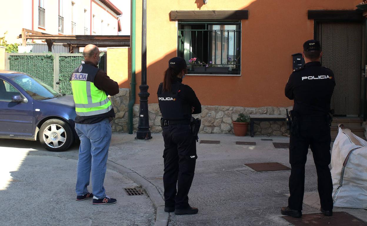 Agentes de Policía Nacional, durante la operación en Garcillán .