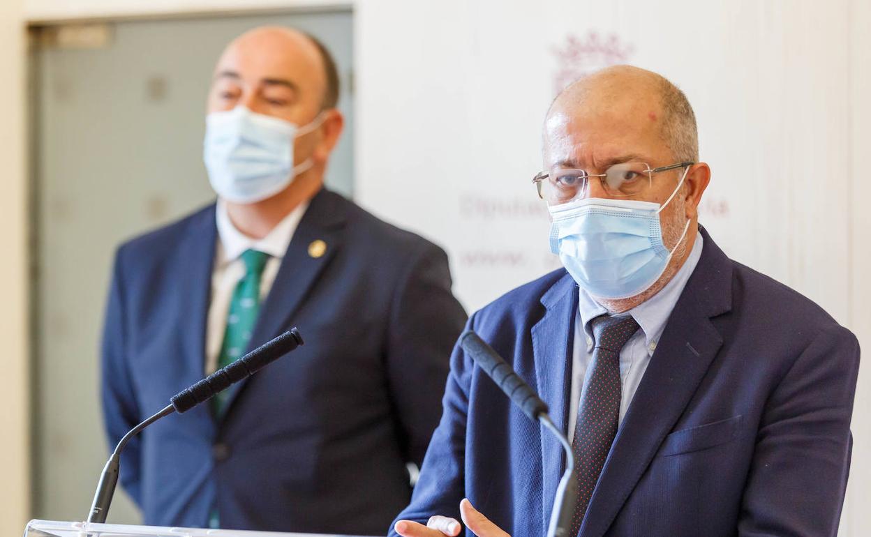 Francisco Igea, en primer término, durante el encuentro institucional que mantuvo con el presidente de la Diputación de Segovia, Miguel Ángel de Vicente.