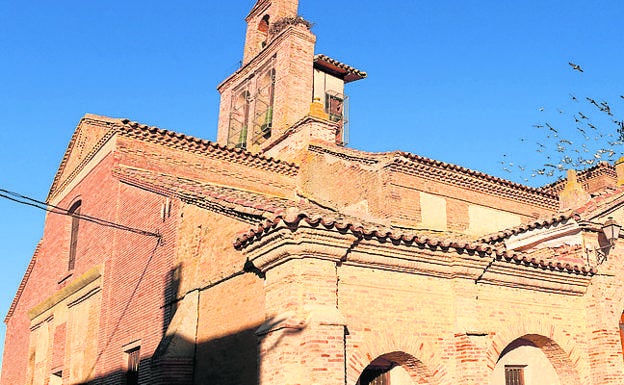 Imagen principal - Arriba, exterior de la iglesia El Salvador; abajo, escritorio de madera que puede verse en el museo eclesial y figura de San Antonio Abad, en el interior de la iglesia.