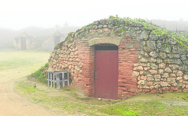 Imagen principal - Las bodegas que constituyen un variado y singular conjunto del patrimonio popular villafranquino. 