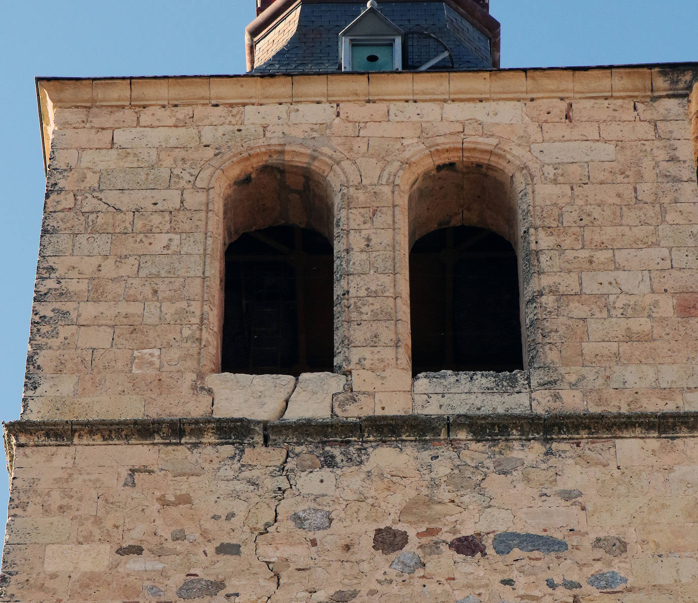 El histórico templo de San Miguel, en peligro. 