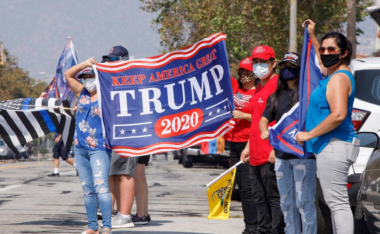 Seguidores de Donald Trump esperan al presidente en su salida del hospital.