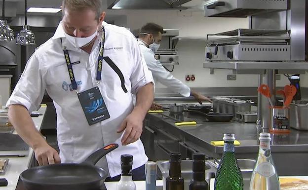 El chef Chisco Alonso prepara sus receta en las cocinas de Mugaritz, en el marco de San Sebastián Gastronomika. 