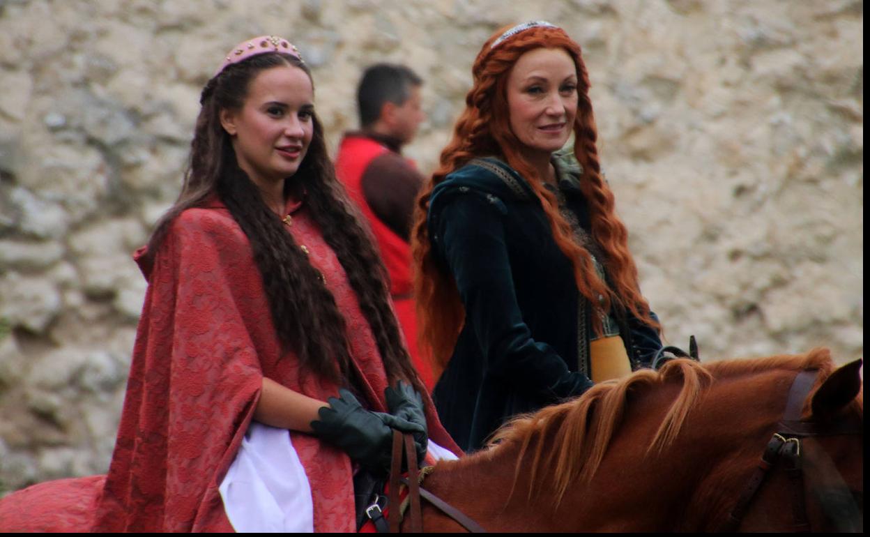 Jane Seymour (derecha), a lomos de un caballo, durante el rodaje de ayer. 