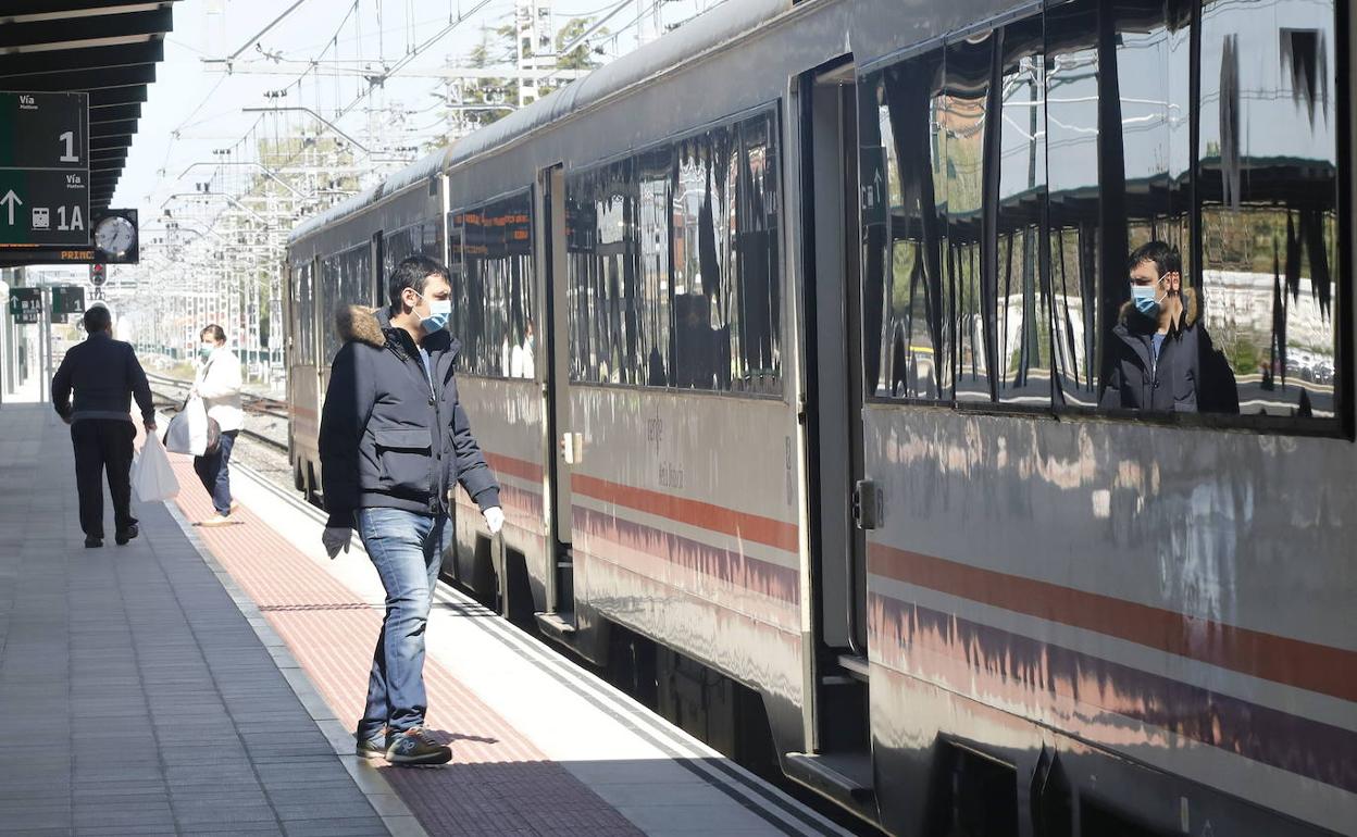 Viajeros en la estación de Palencia. 