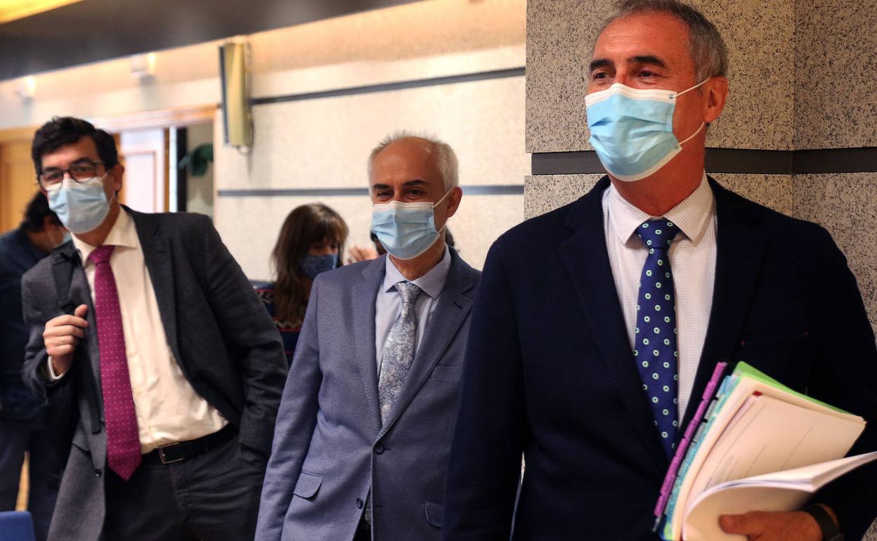 Jorge Elizaga (izq.), Luis Gonzálvez y José Mazarías, este martes, antes de informar sobre la recuperación de las consultas presenciales en el medio rural de Segovia. 