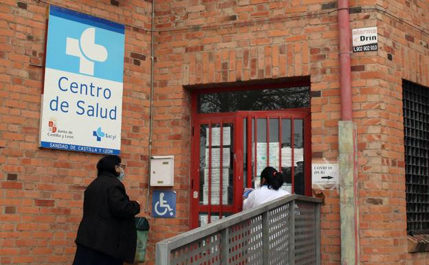 Entrada, este martes, al centro de salud de Segovia Rural, donde la gerencia reconoce que hay dificuktades de personal. 