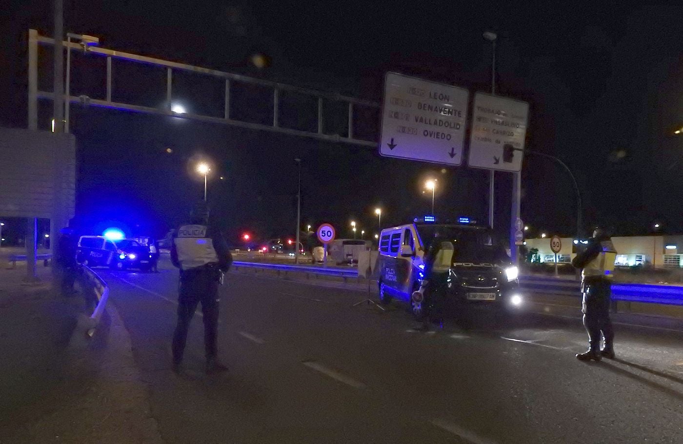 Efectivos de la Policía Nacional y la Guardia Civil han iniciado, pasada le medianoche, controles en las 'fronteras' de León y San Andrés del Rabanedo. Los controles tienen como objeto mantener el confinamiento perimetral de la población debido a la propagación de la pandemia en estas zonas de la provincia.