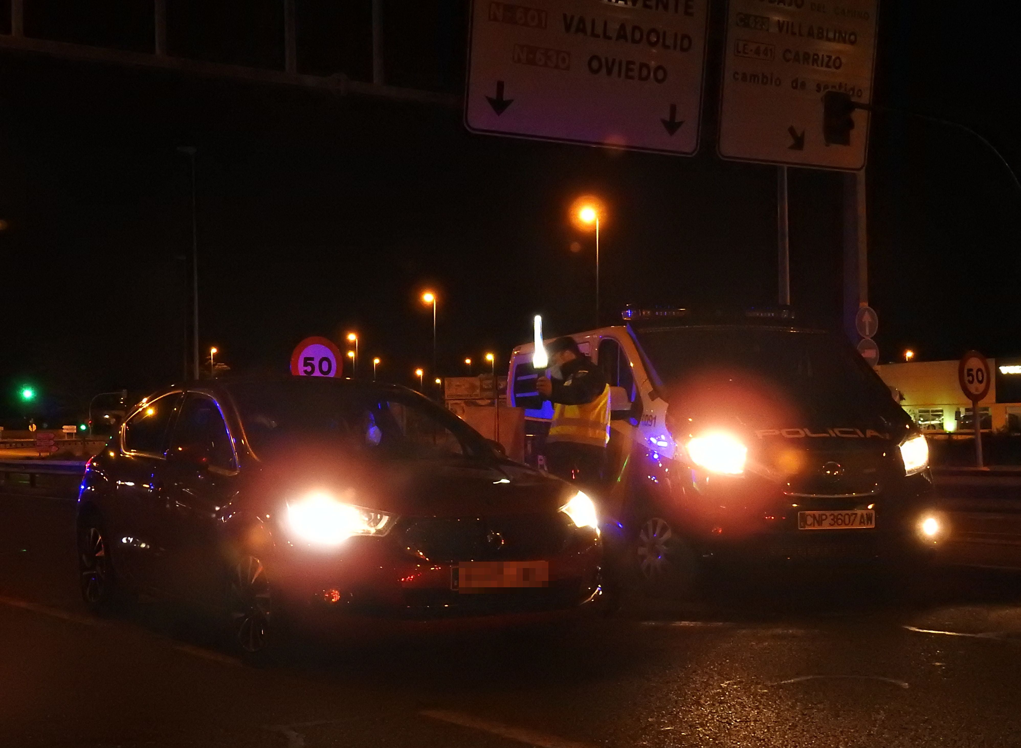 Efectivos de la Policía Nacional y la Guardia Civil han iniciado, pasada le medianoche, controles en las 'fronteras' de León y San Andrés del Rabanedo. Los controles tienen como objeto mantener el confinamiento perimetral de la población debido a la propagación de la pandemia en estas zonas de la provincia.