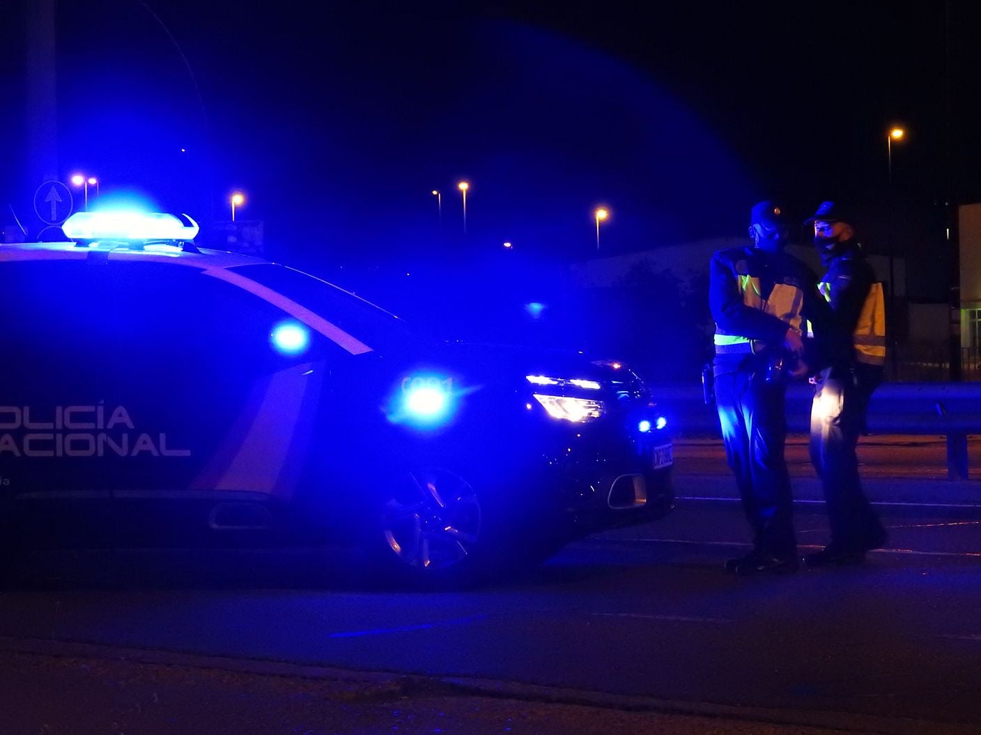 Efectivos de la Policía Nacional y la Guardia Civil han iniciado, pasada le medianoche, controles en las 'fronteras' de León y San Andrés del Rabanedo. Los controles tienen como objeto mantener el confinamiento perimetral de la población debido a la propagación de la pandemia en estas zonas de la provincia.