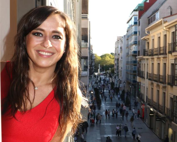 Villarroel, asomada a la ventana de la sede regional de Ciudadanos. 