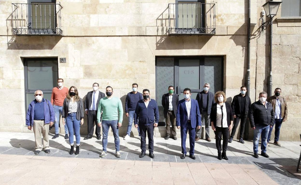 MartínGaleano posa con los miembros de su junta directiva. 