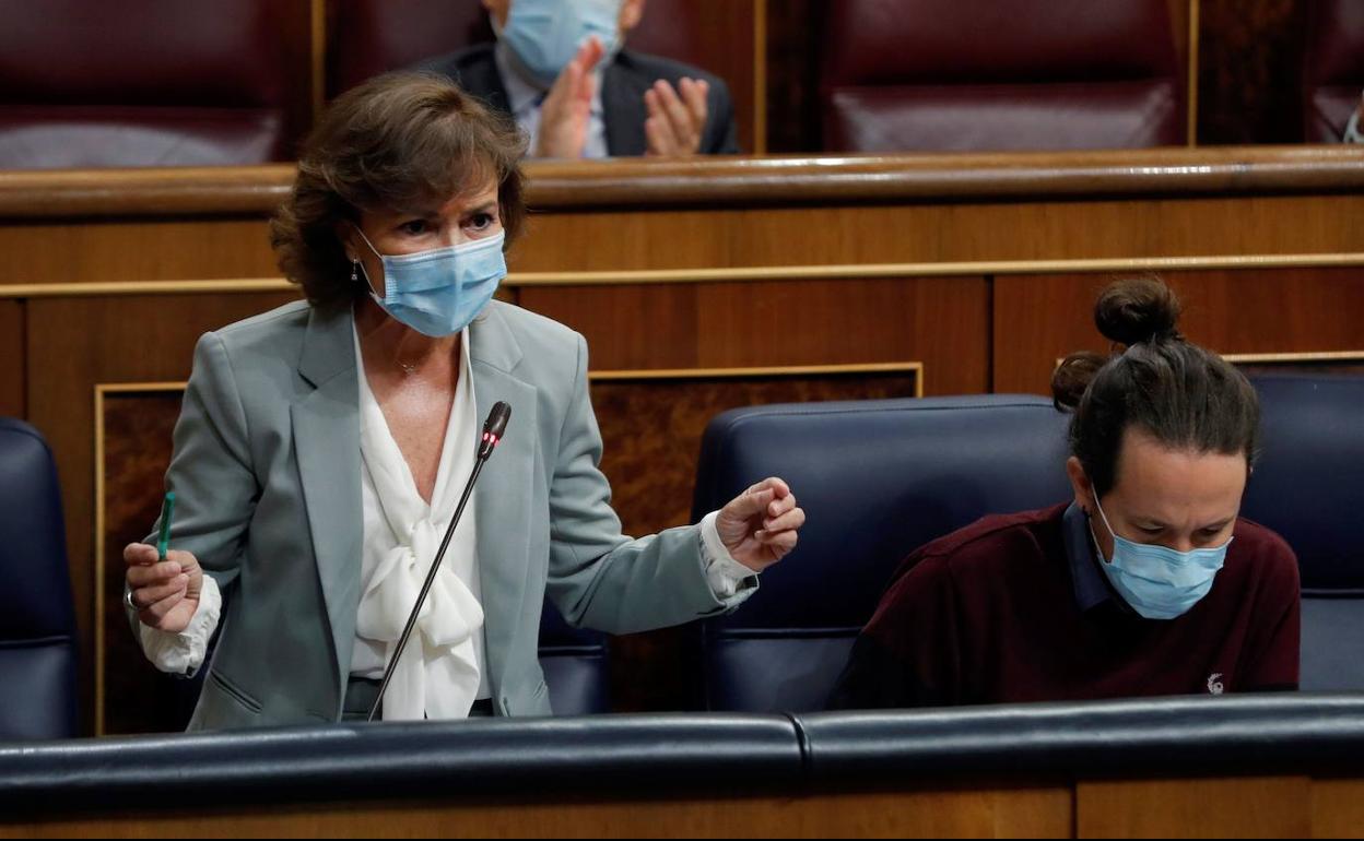 Carmen Calvo, junto a Pablo Iglesias en el Congreso de los Diputados.