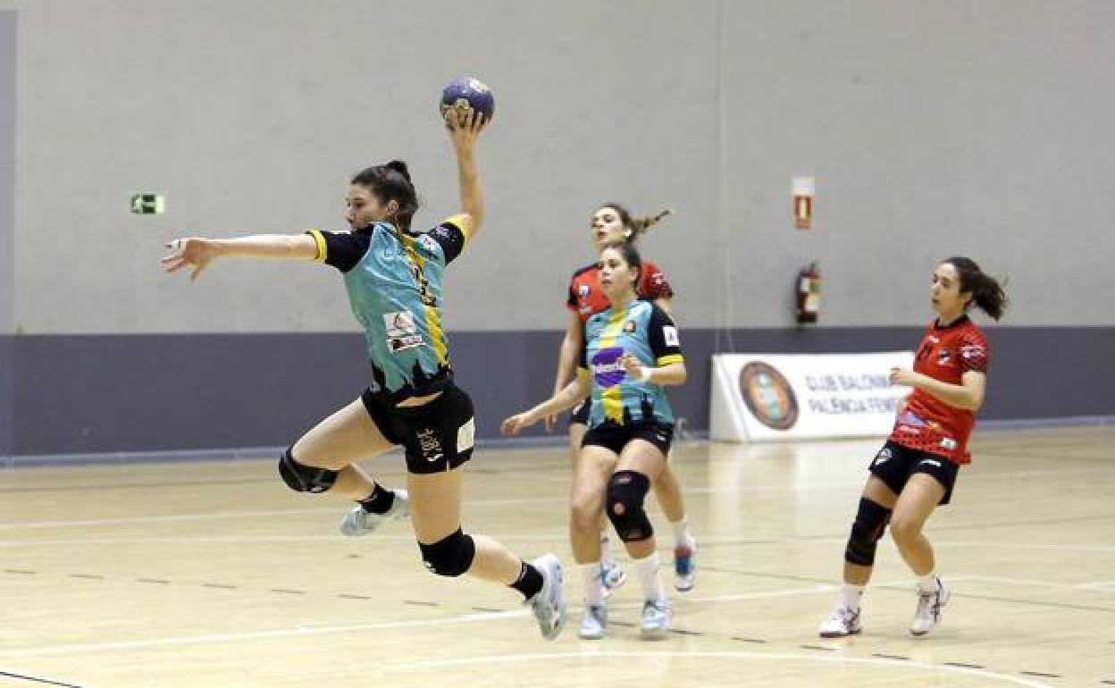 Partido de balonmano entre el Palencia Turismo y Tejina de Tenerife la pasada temporada. 