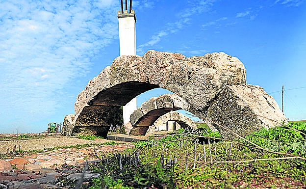 Imagen principal - Arriba, monumento dedicado a la Batalla de Villalar; abajo, iglesia de San Juan Bautista y Cristo de las Aguas. .
