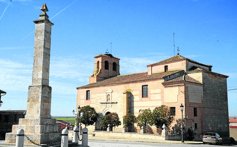 Monolito e iglesia de San Juan Bautista. 