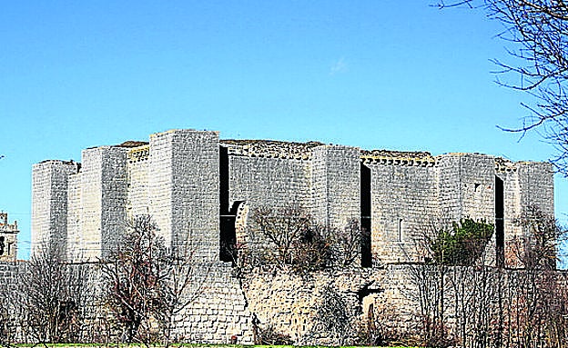 Imagen principal - Arriba, castillo de Villalba de los Alcores; abajo, puerta de la iglesia de Santa María del Temple y el cubo-mirador de la muralla. 