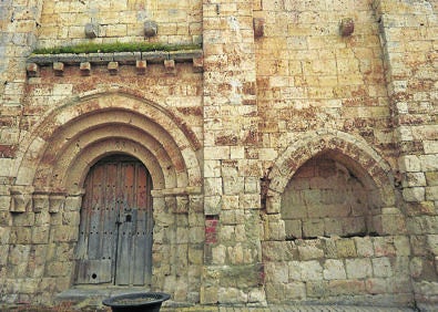 Imagen secundaria 1 - Arriba, castillo de Villalba de los Alcores; abajo, puerta de la iglesia de Santa María del Temple y el cubo-mirador de la muralla. 