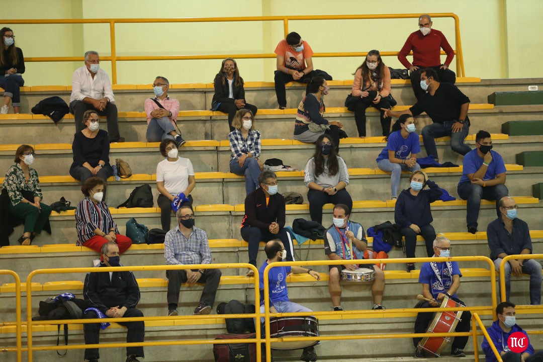 Aficionados del CB Avenida durante el partido en el pabellón de Würzburg