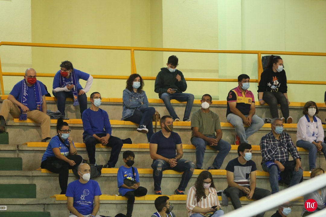 Aficionados del CB Avenida durante el partido en el pabellón de Würzburg