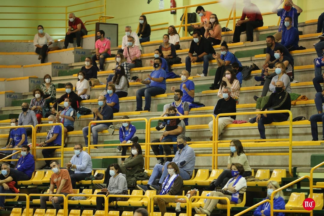 Aficionados del CB Avenida durante el partido en el pabellón de Würzburg