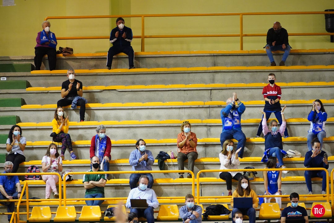 Aficionados del CB Avenida durante el partido en el pabellón de Würzburg