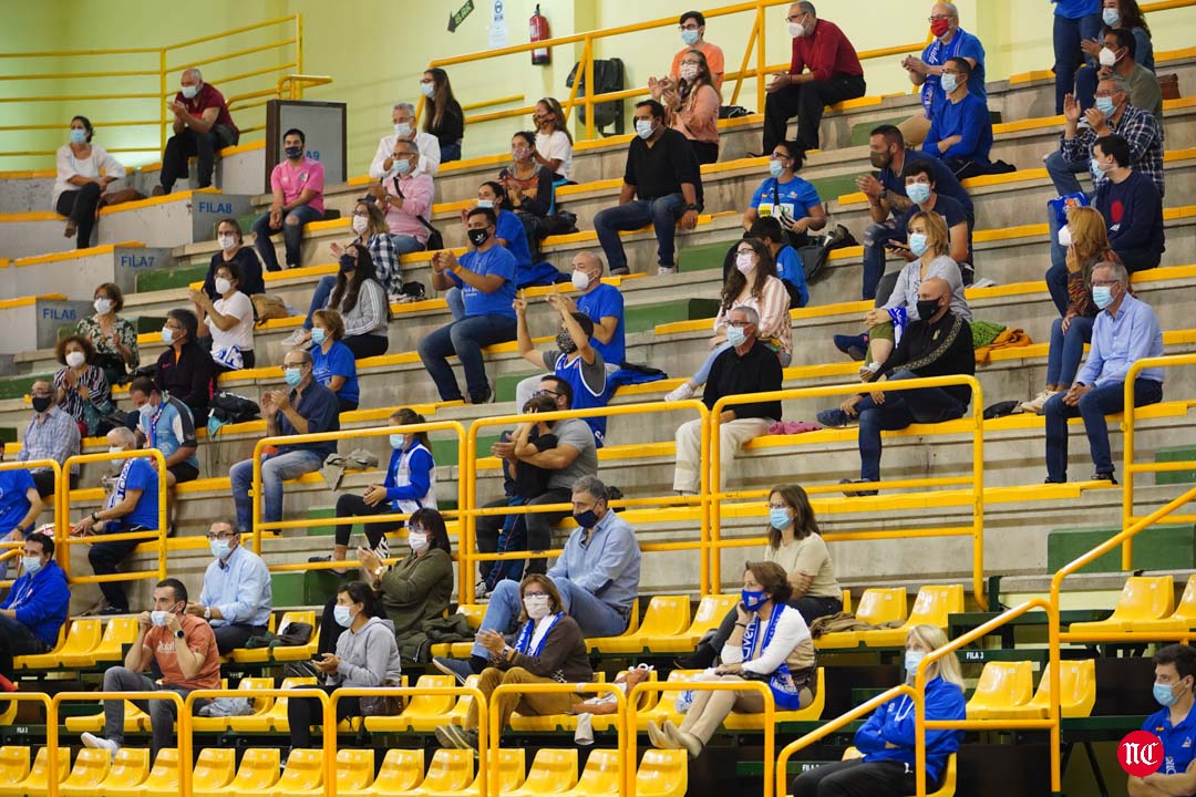 Aficionados del CB Avenida durante el partido en el pabellón de Würzburg