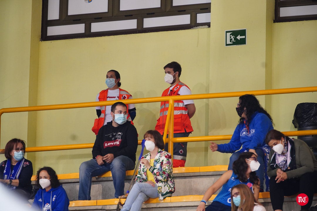 Aficionados del CB Avenida durante el partido en el pabellón de Würzburg