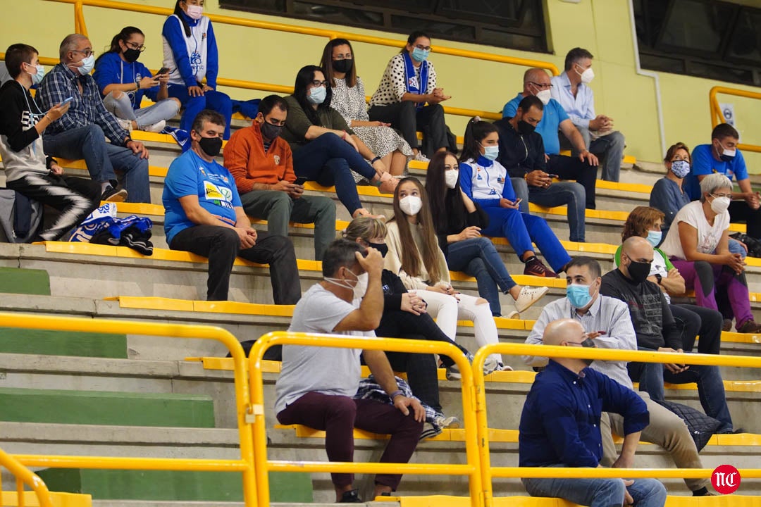 Aficionados del CB Avenida durante el partido en el pabellón de Würzburg