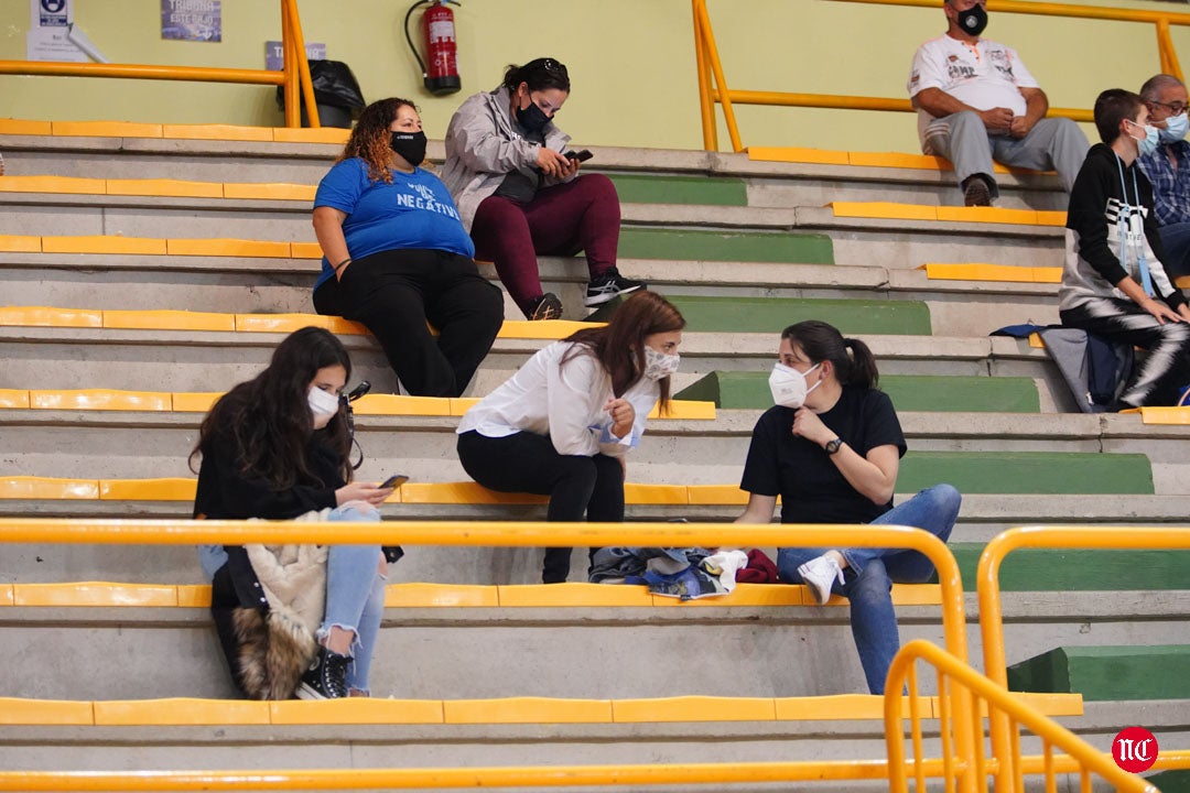 Aficionados del CB Avenida durante el partido en el pabellón de Würzburg